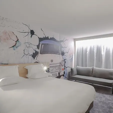 Arena La Defense 3* נאנטר