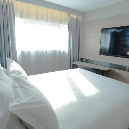 Hotel Arena La Defense 3*