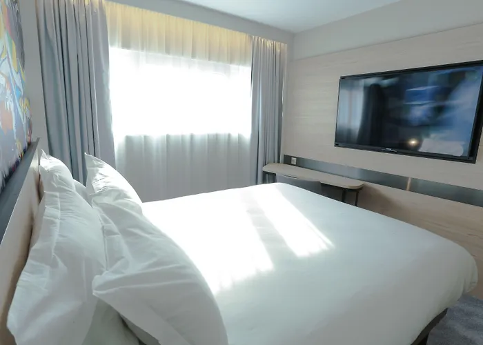 Hotel Arena La Defense 3*